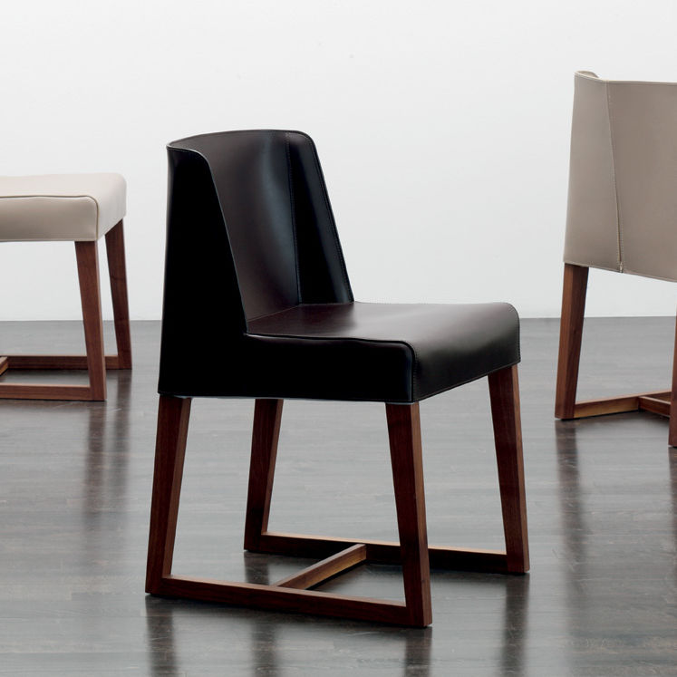Silla moderna / de madera / de cuero / tapizada sestante besana