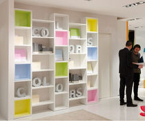 Biblioteca alta / mural / moderna / de madera