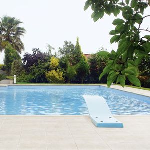 borde de piscina de hormigón