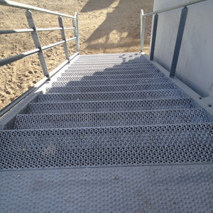 escalón de acero galvanizado / de aluminio / de acero inoxidable / para suelo técnico