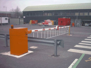 barrera de control de acceso / levadiza / de metal / eléctrica