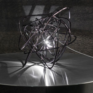 lámpara de mesa / de diseño original / de metal / LED