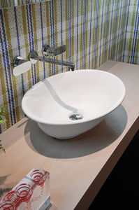 lavabo sobre encimera / ovalado / de cerámica / clásico
