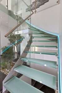escalera en L / estructura de acero inoxidable / con peldaños de vidrio / sin contrahuellas