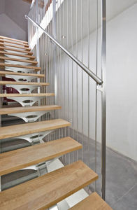 escalera recta / con peldaños de madera / estructura de acero inoxidable / sin contrahuellas