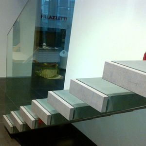 escalera recta / con peldaños de piedra / sin contrahuellas / moderna
