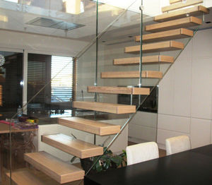 escalera recta / con peldaños de madera / sin contrahuellas / moderna