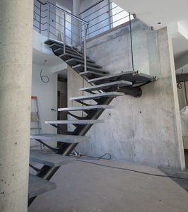 escalera en L / estructura de acero / con peldaños de piedra / sin contrahuellas