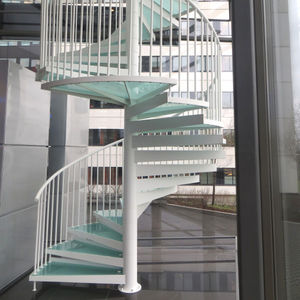 escalera helicoidal / estructura de acero / con peldaños de vidrio / moderna