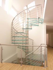 escalera de caracol / estructura de metal / peldaño de vidrio / sin contrahuellas