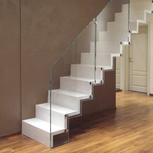 escalera recta / peldaños de roble / con contrahuellas / moderna