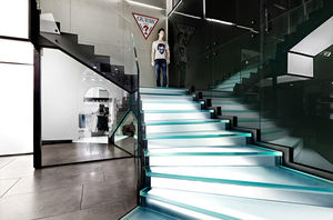 escalera en U / estructura de metal / peldaño de vidrio / con zancas laterales