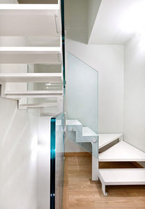 escalera en L / estructura de metal / peldaño de vidrio / con zancas laterales