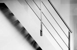 escalera recta / peldaño de madera / con zancas laterales / sin contrahuellas