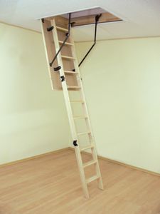 escalera elevada de madera / abatible
