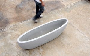 jardinera de hormigón / ovalada / moderna / para espacio público