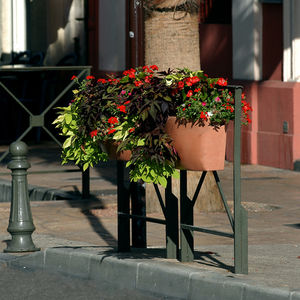 jardinera de polietileno / moderna / para espacio público