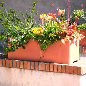 jardinera de polietileno / rectangular / moderna / para espacio público