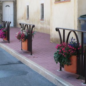 barrera de protección / fija / de acero / para espacio público
