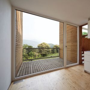 ventana abatible / de madera / de aluminio / con vidrio triple