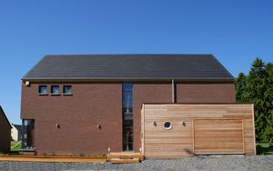 casa prefabricada / de madera maciza apilada / moderna / con armazón de madera