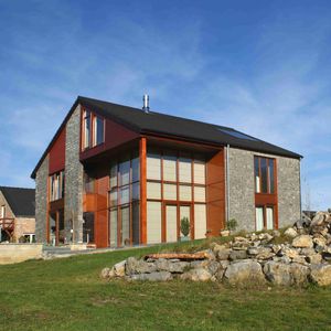 casa prefabricada / de madera maciza apilada / moderna / con armazón de madera