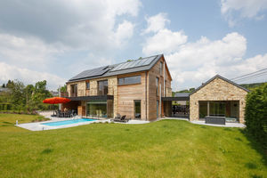 casa prefabricada / de madera maciza apilada / moderna / con armazón de madera