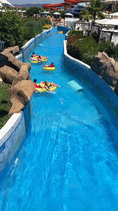 río tranquilo para parque acuático