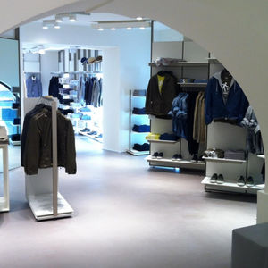 pavimento de resina / para uso profesional / para comercio / encerado