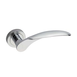 manilla para puerta / de latón / moderna / cromada