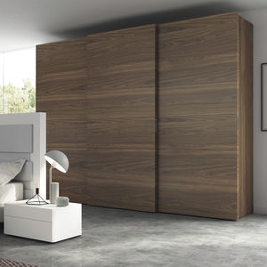 armario moderno / de nogal / de chapa de madera / con puertas corredizas