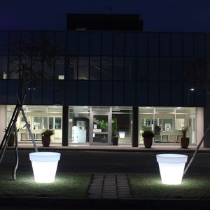 maceta de jardín de polietileno / cónica / con luz