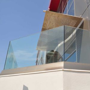 barandilla de vidrio / de aluminio / con paneles de vidrio / de interior