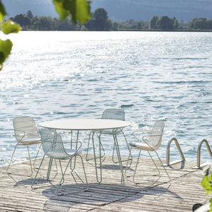 silla de diseño original / con reposabrazos / apilable / de acero