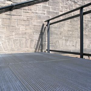 tarima de acero galvanizado / de acero inoxidable / para pasarela / para pavimento de exterior