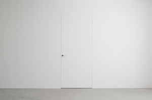 puerta abatible / de madera / de aluminio