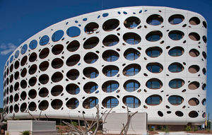 revestimiento de fachada de material compuesto / de aluminio / perforado / de paneles