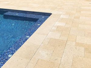 borde de piscina de piedra