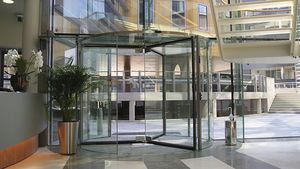 puerta de entrada / abatible / de vidrio / para edificio público