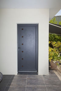 puerta de entrada / abatible / de aluminio / con aislamiento térmico