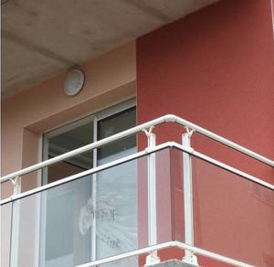 barandilla de vidrio / de aluminio / con paneles / de exterior