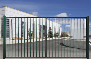 puerta para jardín de metal