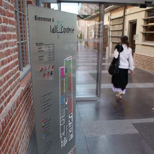 tótem de señalización / en braille / para espacio público