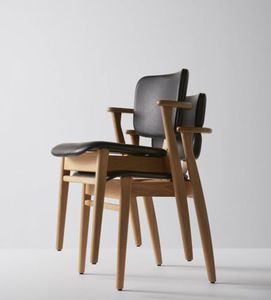 silla de diseño escandinavo / con reposabrazos / tapizada / apilable