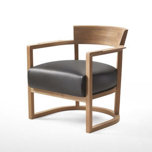 sillón moderno / de madera maciza / de tela / de cuero