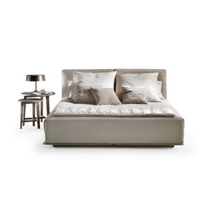 cama estándar / de matrimonio / moderna / con cabecero tapizado