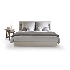 cama estándar / de matrimonio / moderna / tapizada