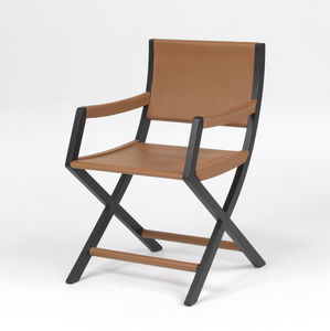 silla moderna / con reposabrazos / de madera maciza / de cuero