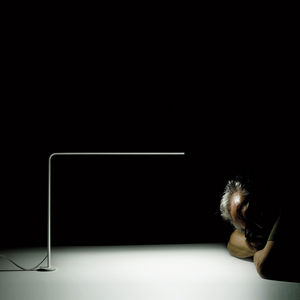 lámpara de mesa / de diseño minimalista / de metal / LED