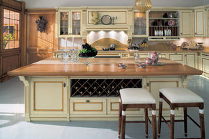 cocina de estilo / de madera lacada / con isla / con asideros